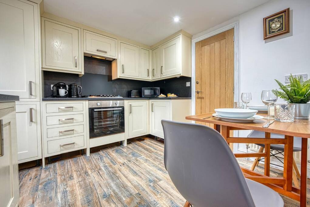 Delightful Two-Bedroom Cottage In The Heart Of Бэйквэлл Экстерьер фото